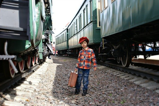 kluk mezi vlaky