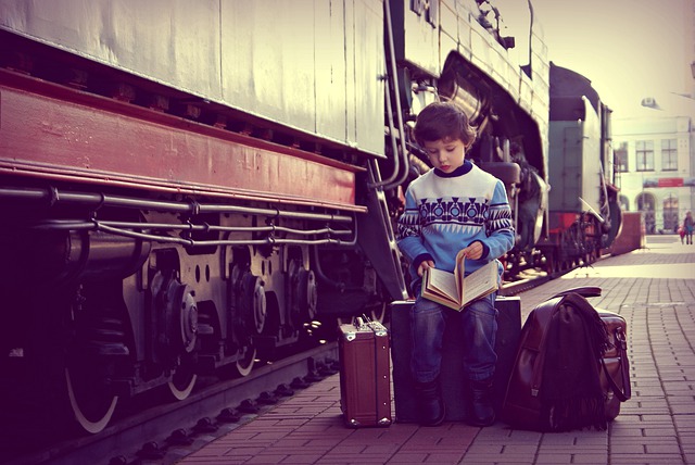 chlapec u vlaku